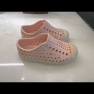Kids native shoes good used condition. Cleaned. Size 8 pink